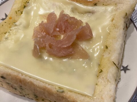 レンジでふわふわガーリックチーズの食パン